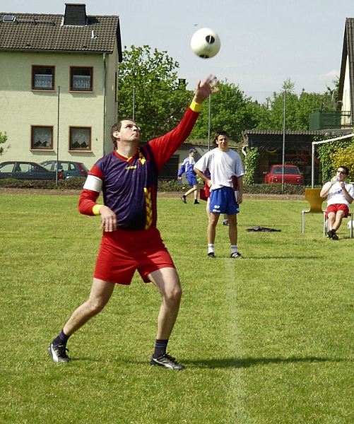 Bernd Rtter, Kirchen II, macht eine Angabe.