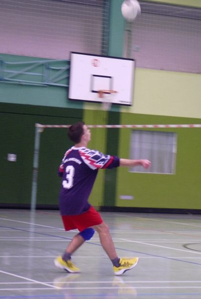 Philipp Stinner (1. Mannschaft) beim Zuspiel