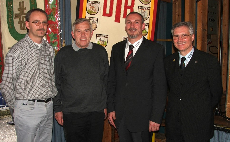 Drei Kirchener Faustballer engagieren sich im Turnverband bzw. Turngau: Werner Fischer (Fachwart Turnspiele im Turngau), Gerhard Glckner (Vizeprsident Turnspiele im Turnverband) und Hans-Josef Becker (Prsident Turngau). Auerdem im Bild der neue Prsident des Turnverbands Mittelrhein, Fred Pretz.