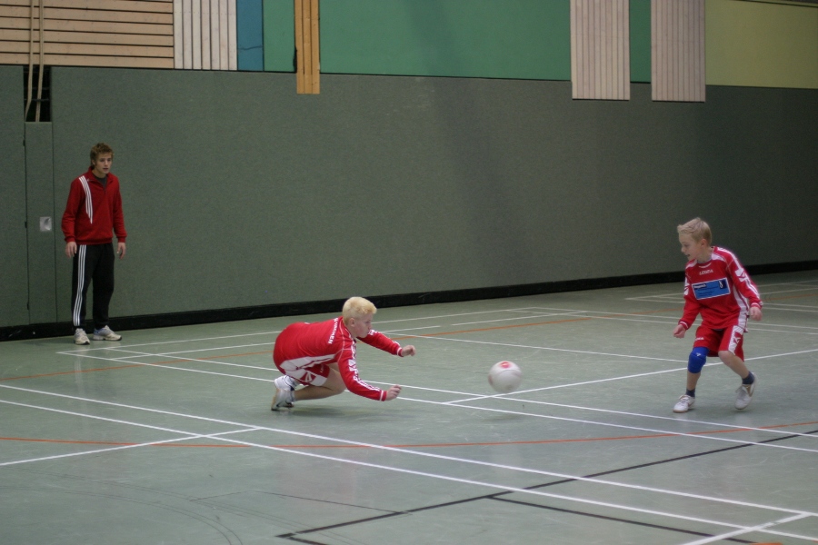 Nils Imhuser hechtet nach einem Ball