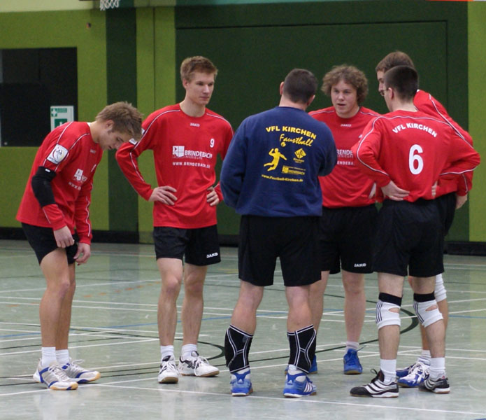 Kurze Teambesprechung bei Kirchen I vor dem Derby gegen Kirchen II