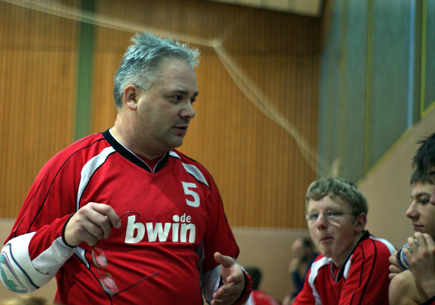 Trainer Rolf Ludwig bei der Teambesprechung