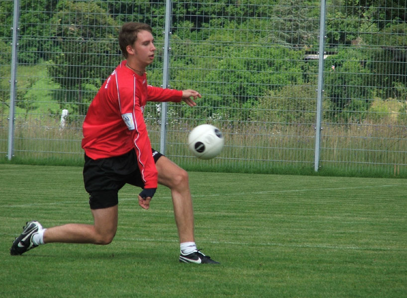 Tobias Fischer nimmt einen Ball an.