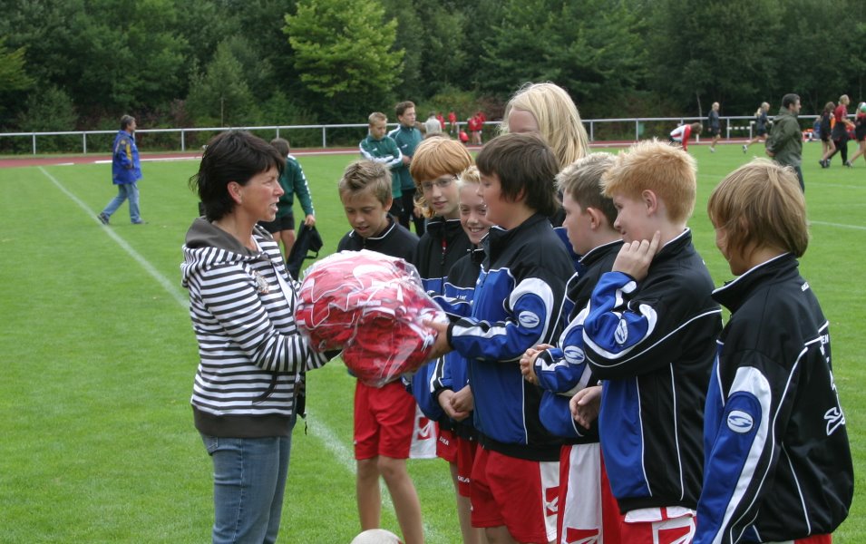 Susanne Dapprich berreicht die neuen Trikots an Kirchens C-Jugend