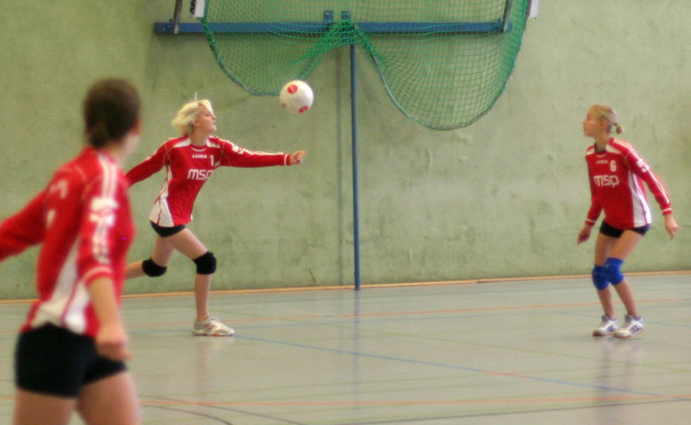 Laura Ruppelt wehrt einen Ball ab.