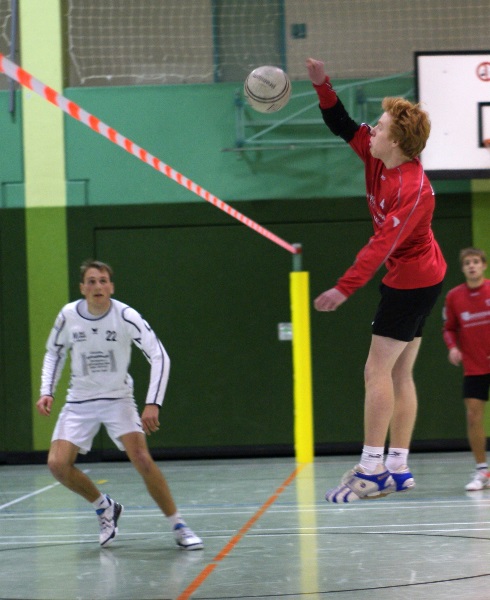 Da hatte der Oppauer Angreifer das Nachsehen: Der VfL Kirchen (P.S. am Ball) besiegte den Turnerbund nach fnf Stzen.