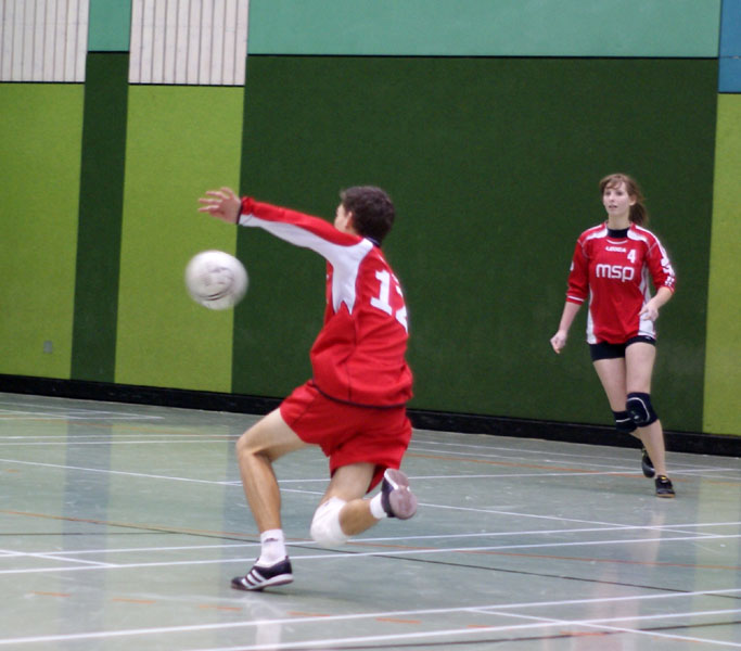 Angreifer Sren Ebel nimmt einen halblang geschlagenen Ball an