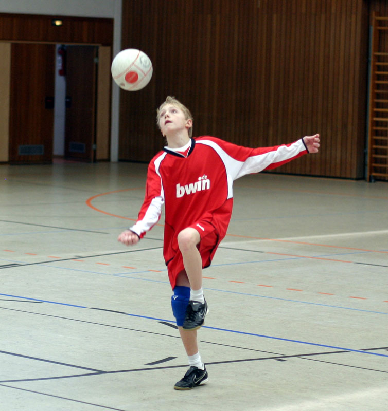 Robert Pfeifer legt einen Ball vor