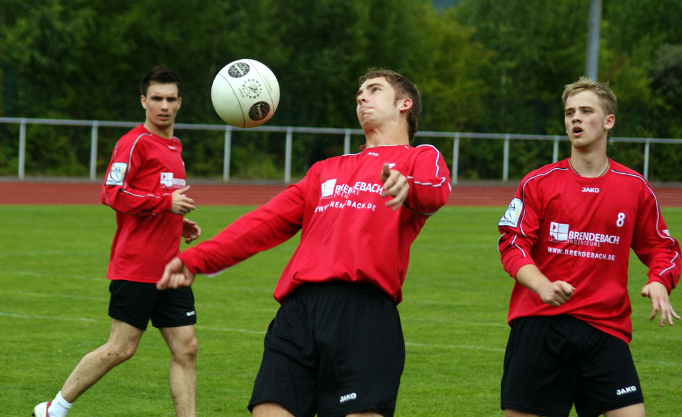 Tobias Fischer legt einen versprungenen Ball vor