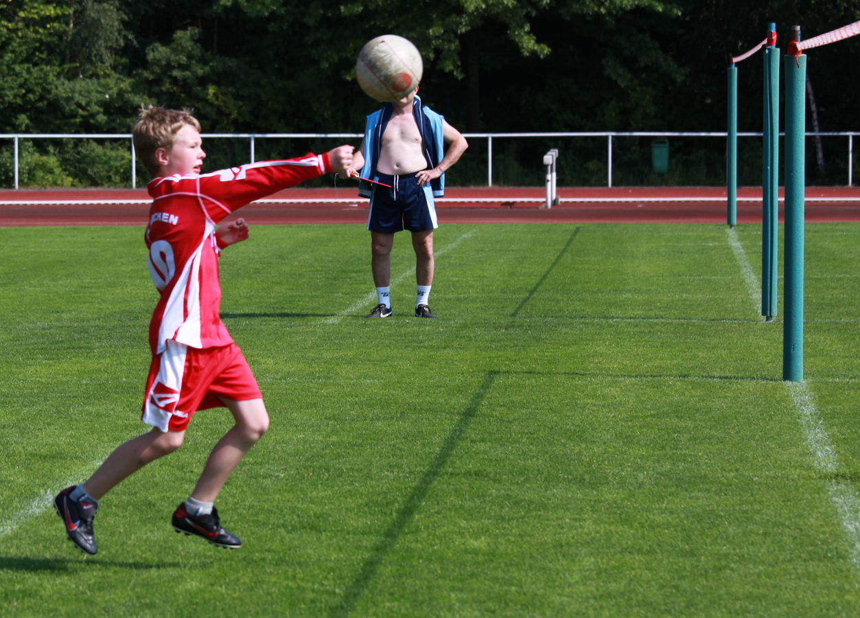 Niko Thiel befrdert den Ball ins gegnerische Feld