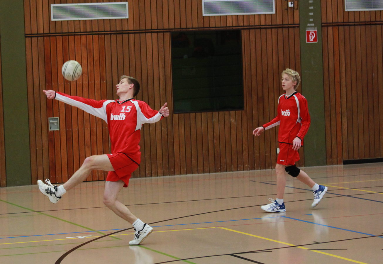 Kirchens Mittelmann stellt den Ball