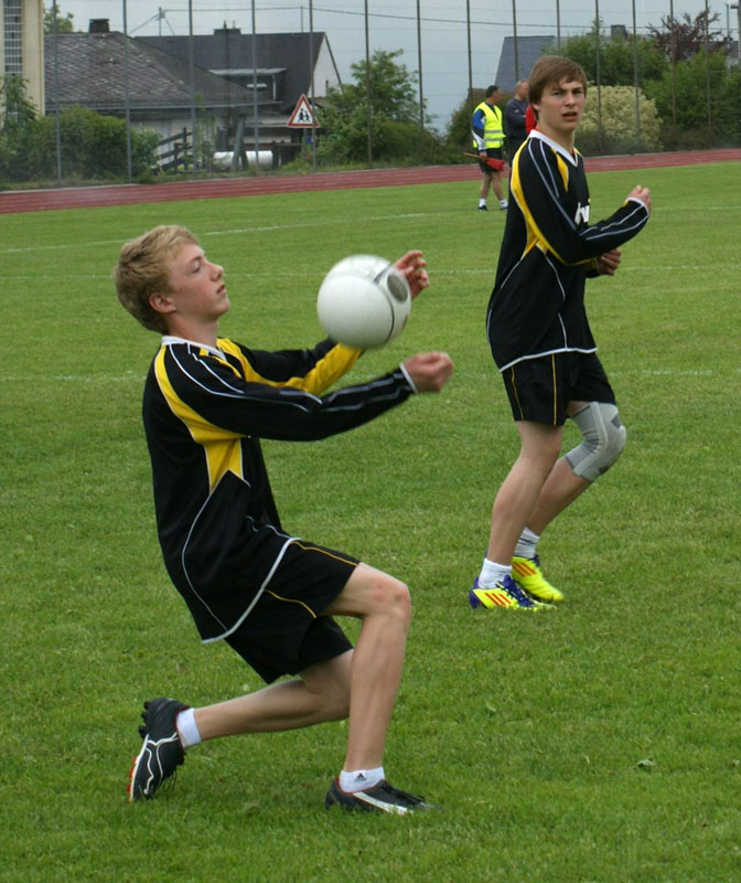 Robert Pfeifer legt den Ball zum Angriff vor.