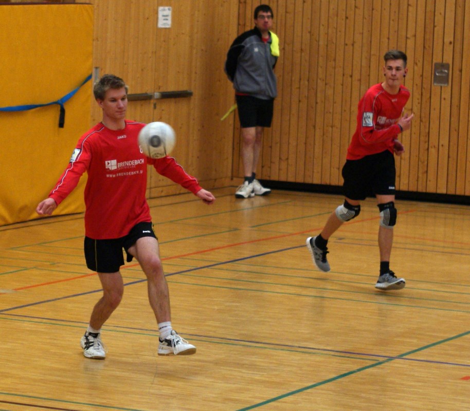 Tobias Stinner wehrt einen Ball ab.