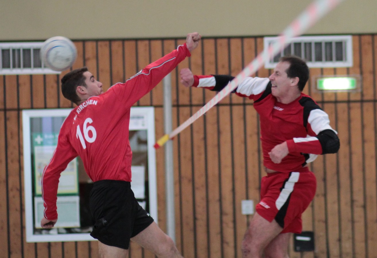 Blockduell zwischen Kirchens Angreifer Stephan Streit (links) und dem Koblenzer Angreifer Stefan Lebert.