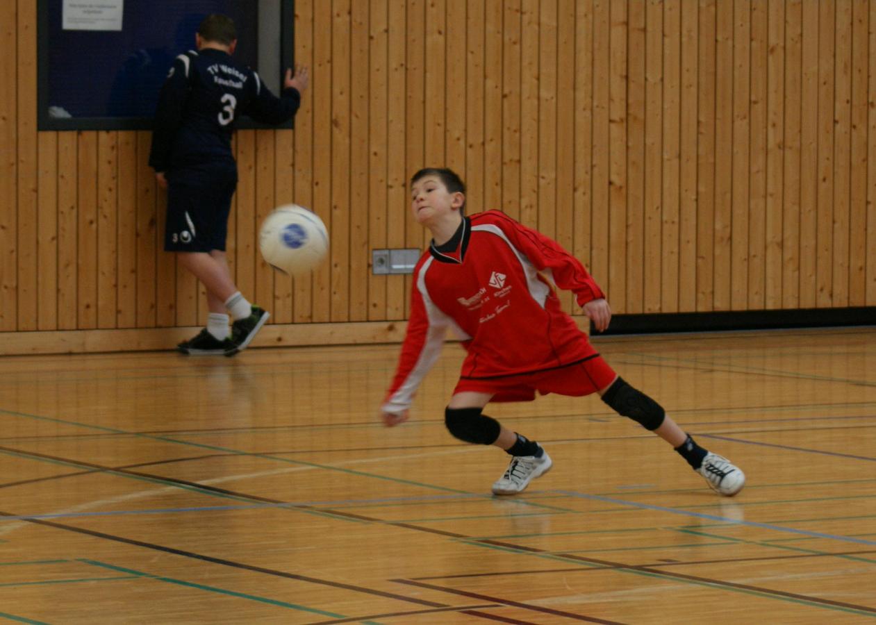 Starke Ballannahme durch den VfL Abwehrspieler