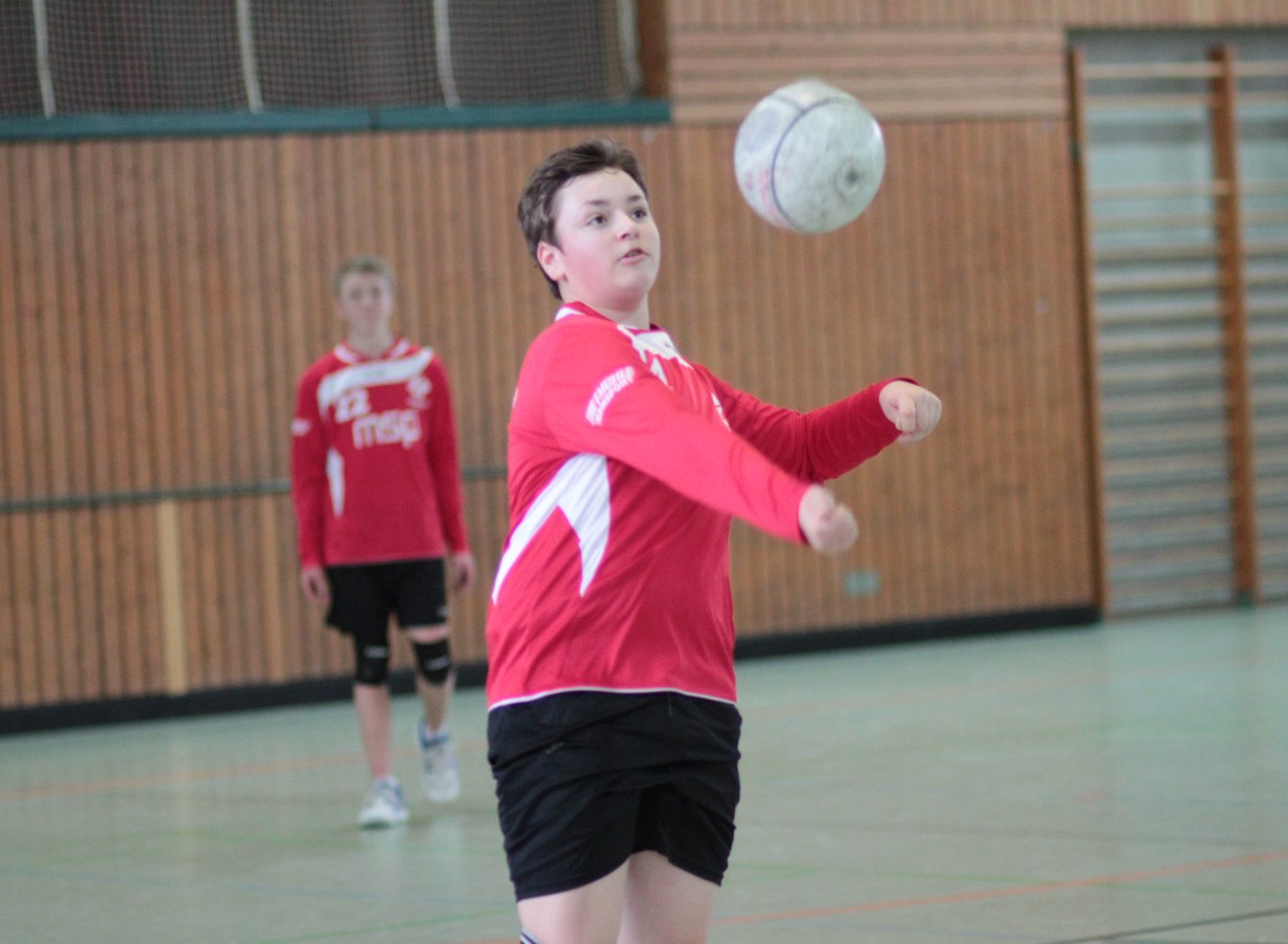 Florian Brauer hlt mit einer erfolgreichen Abwehr den Ball im Spiel