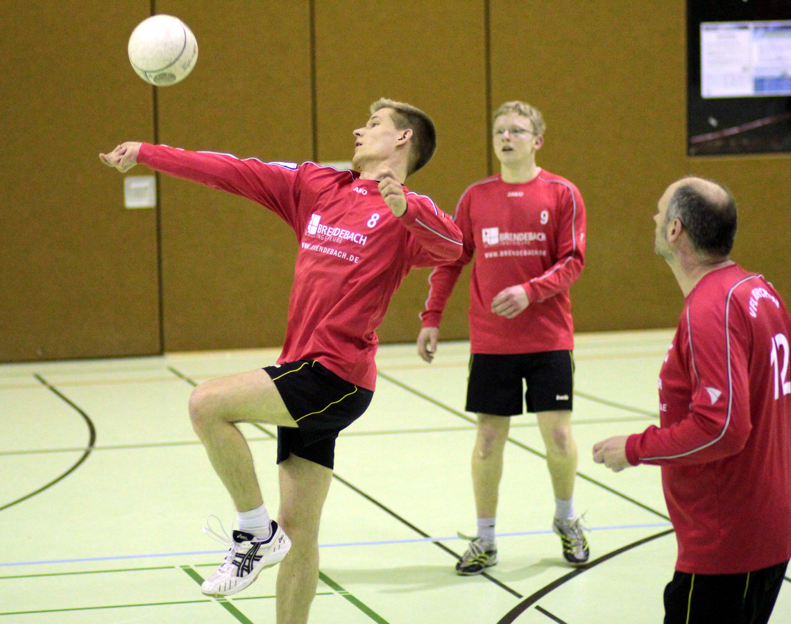 Beide Angreifer des VfL warten auf das Zuspiel von Tobias Stinner