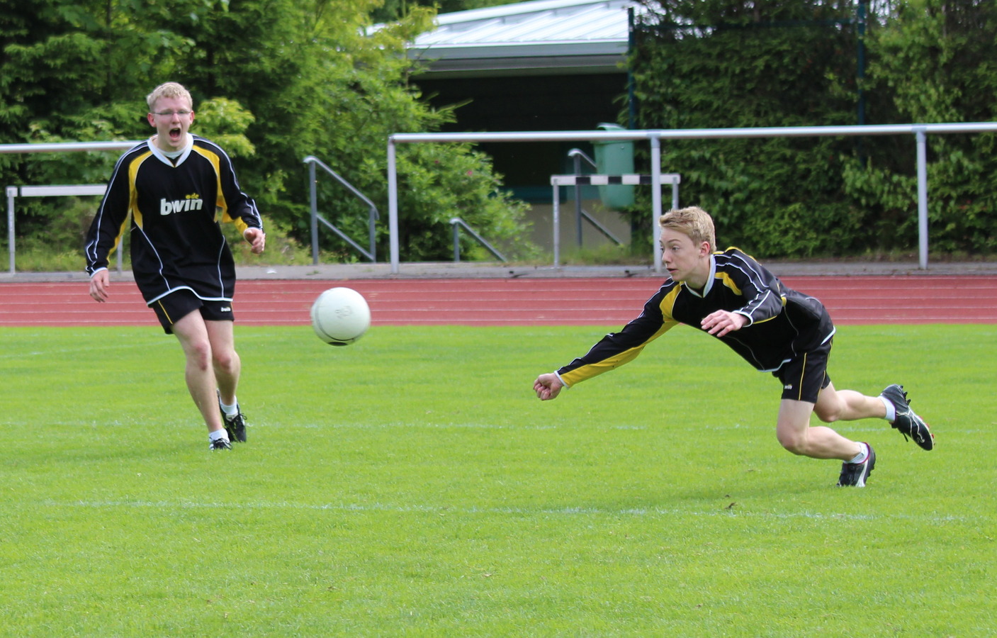 Die VfL-Abwehr motiviert sich lautstark um den Ball zu bekommen