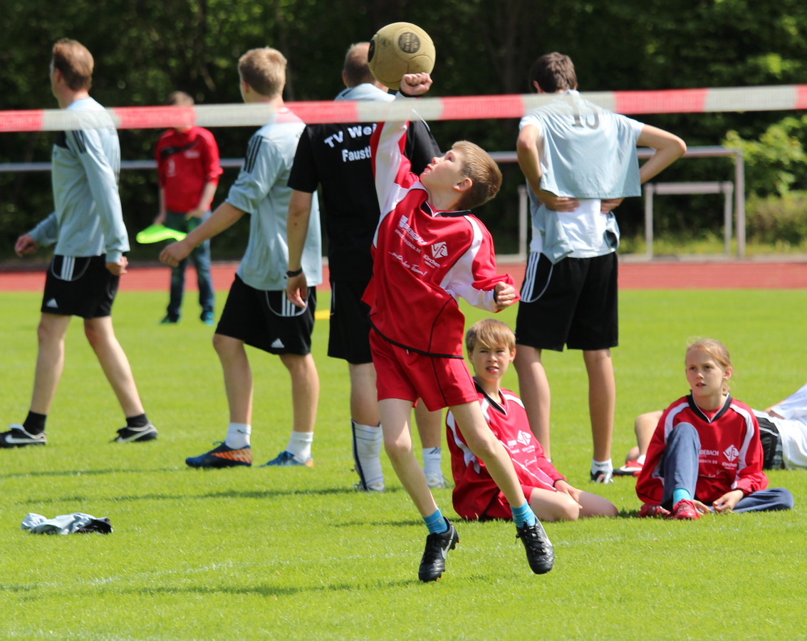 Jonathan Nix versucht den Ball im Spiel zu halten