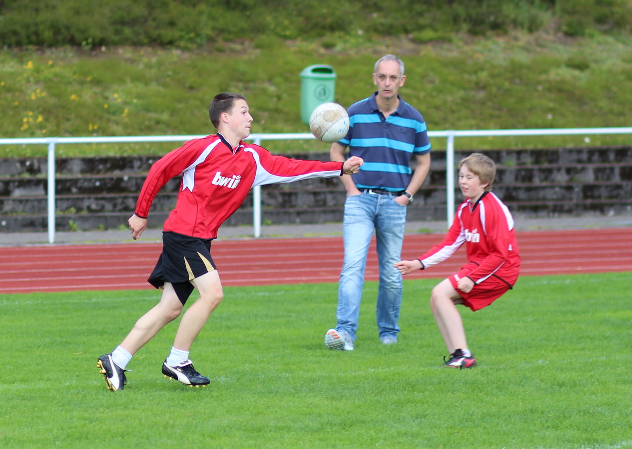 Unter den kritischen Augen vom Teamchef hlt Lukas Halbe den Ball im Spiel