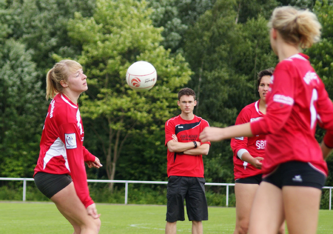 Josefine Pfeifer am Ball.