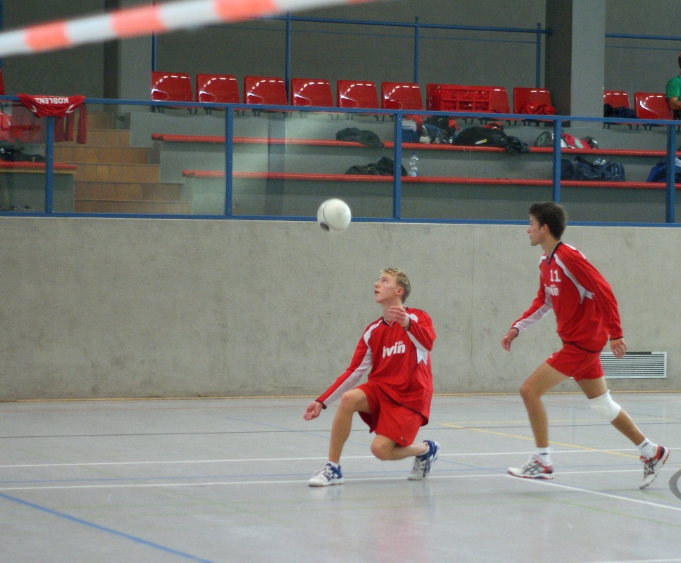 Robert Pfeifer legt den Ball fr Angreifer Sren Ebel vor