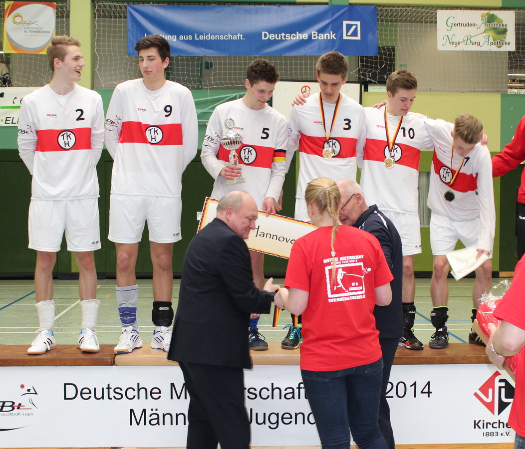 Schirmherr Landrat Lieber berreicht dem Deutschen Meister TK Hannover den Pokal