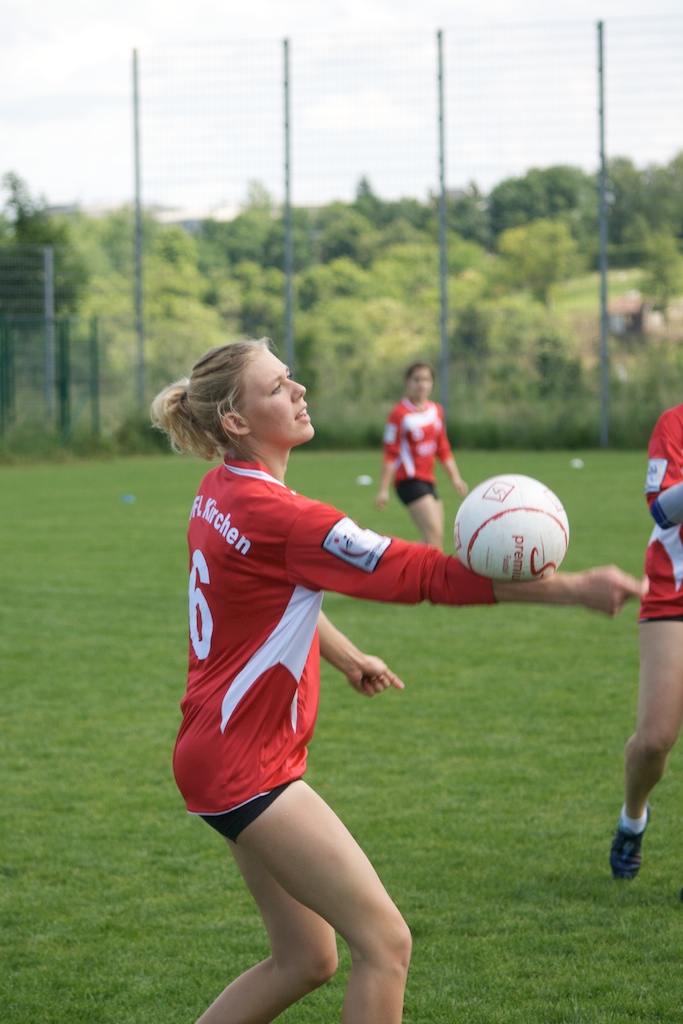 Der Ball verformt sich beim Zuspiel durch Paulina Pfeifer