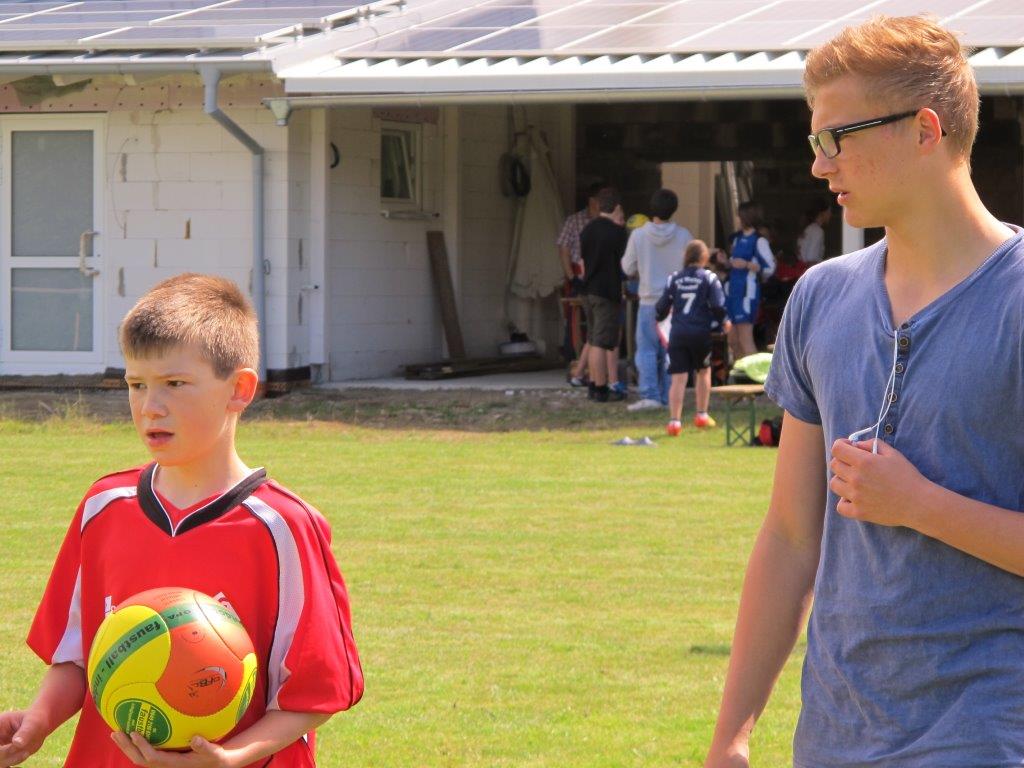 Der VfL Angreifer bekommt noch ein paar Tips vom Trainer fr die Spielerffnung