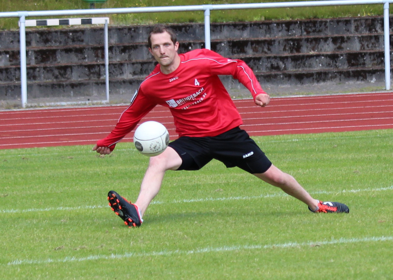 Mit einem groen Schritt erreicht der VfL Abwehrspieler den Ball