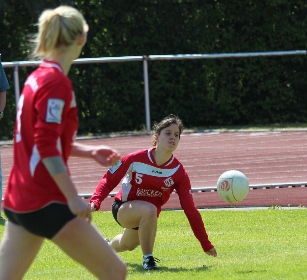 Die Abwehrspielerin erreicht den Ball noch knapp vor dem Seitenaus