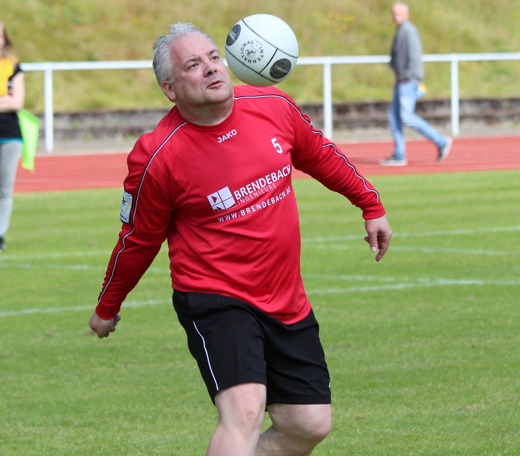 Rolf Ludwig konnte mit seiner Erfahrung den Kindern den Faustballsport nherbringen 