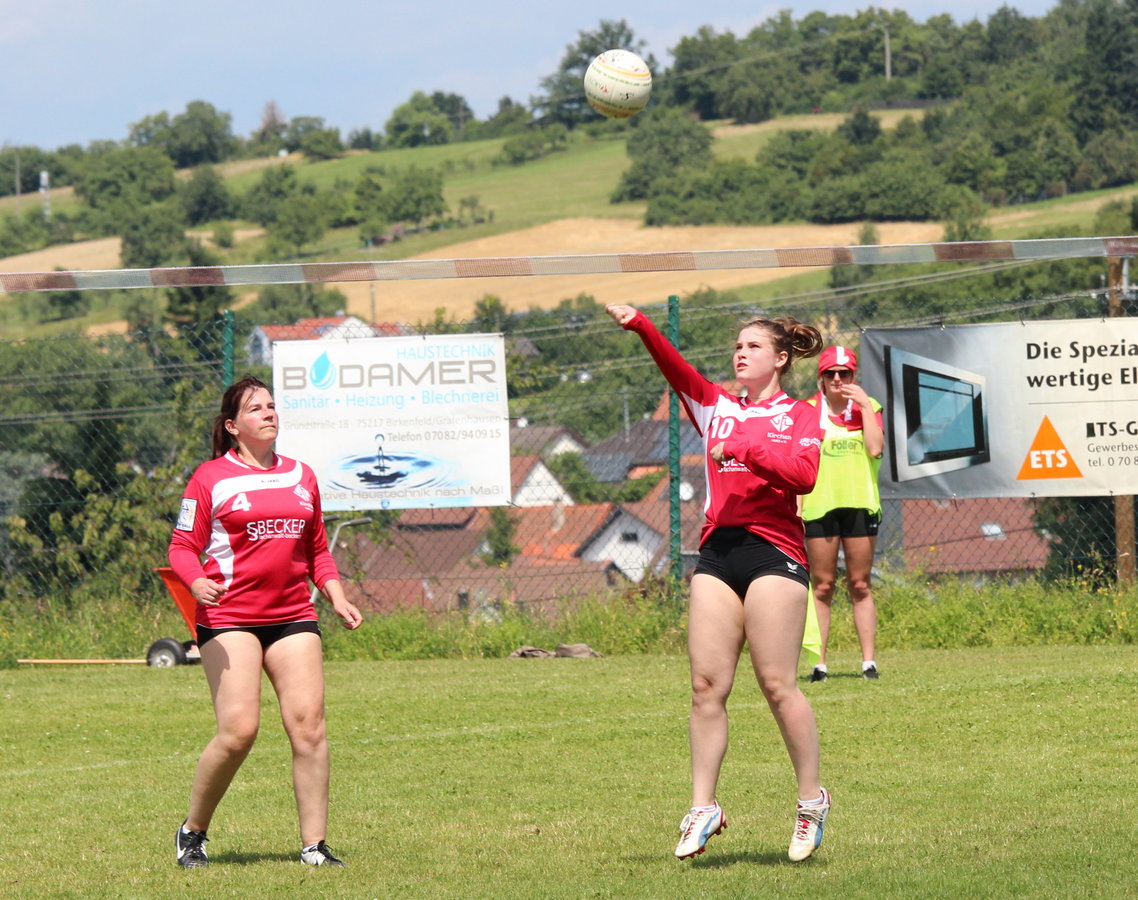 Die VfL Mittelfrau stellt den Ball fr die Angreiferin