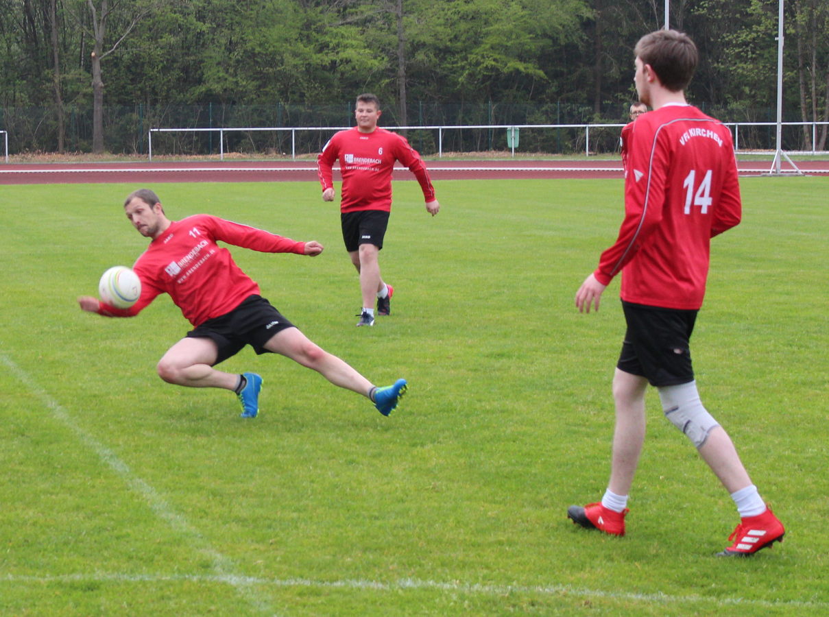 Sven Sauskojus  holt sich grade noch den Ball